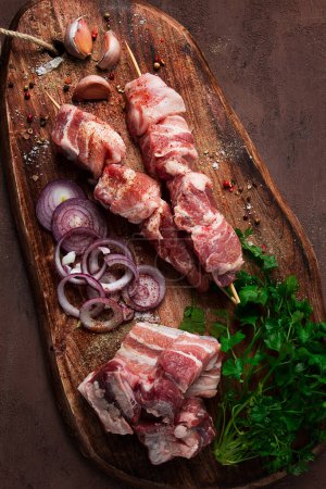 Téléchargez les photos : Raw pork meat, on wooden sticks, pickled kebab, with spices, top view, no people, - en image libre de droit