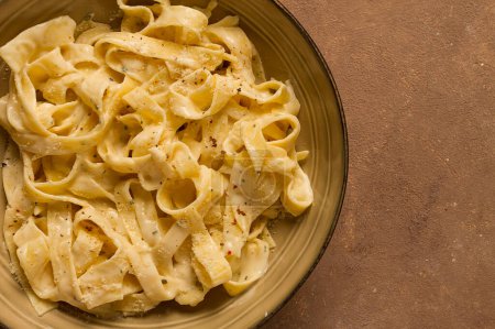 Fettuccine tagliatelle, en salsa de ajo cremoso, cocina tradicional italiana, pasta carbonaro,