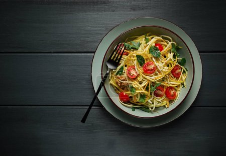 Téléchargez les photos : Salade de courgettes jaunes avec cerise, nourriture végétarienne, tranchée en lanières, maison, - en image libre de droit