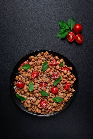 Téléchargez les photos : Pâtes toscanes au paprika fumé et basilic, fromage parmesan, cuisine traditionnelle italienne, - en image libre de droit