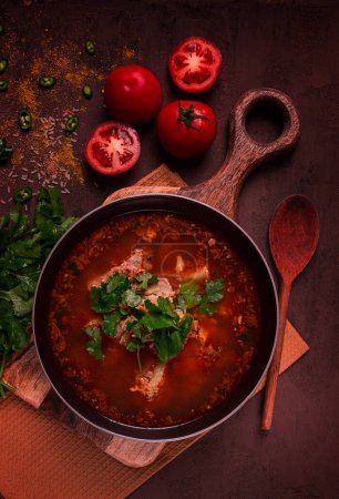 Foto de Sopa de kharcho, plato tradicional georgiano, sopa picante, roja, casera, sin gente, - Imagen libre de derechos