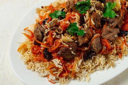 Foto de Kabuli pulao, pilaf, el plato nacional de Afganistán, arroz con carne, casero, sin gente, - Imagen libre de derechos