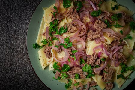 Beshbarmak, viande kazakhe, viande bouillie aux nouilles,
