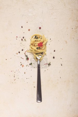 Foto de Espaguetis atados a un tenedor, sobre la mesa, concepto de plato, fondo de plato, vista superior, - Imagen libre de derechos