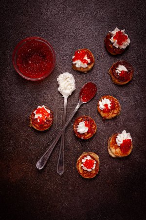 Demidoff Pfannkuchen, Mini-Pfannkuchen, mit saurer Sahne und rotem Kaviar, hausgemacht, keine Leute,