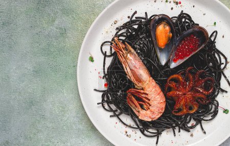 Téléchargez les photos : Spaghetti noir aux fruits de mer, fait maison, sans personne, - en image libre de droit
