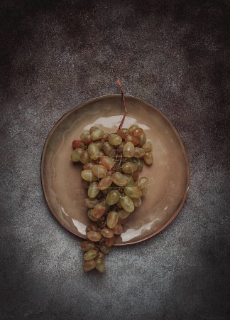 Téléchargez les photos : Une branche de raisins blancs, raisins de cuve, cépage géorgien Rkatsiteli, vue de dessus, - en image libre de droit