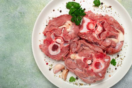 Téléchargez les photos : Steak cru, cou de veau sur l'os, viande fraîche, sur une assiette blanche, vue de dessus, personne, - en image libre de droit
