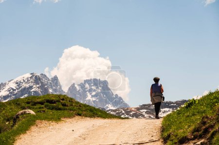 Foto de Hiker in mountains, beautiful scenic landscape of Alps, Passo San Pellegrino, North Italy - Imagen libre de derechos