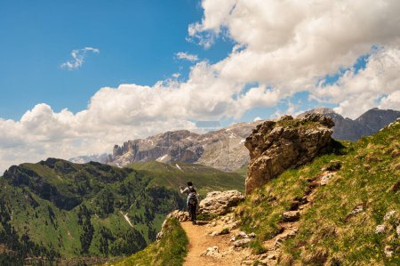 Foto de Hikers in mountains, beautiful scenic landscape of Alps, Passo San Pellegrino, North Italy - Imagen libre de derechos