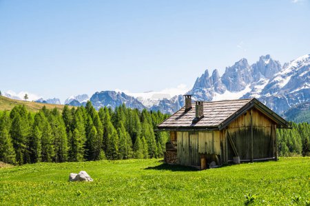 Téléchargez les photos : Wooden small cabins in Italian Dolomite Alps mountains - en image libre de droit