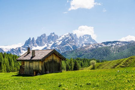 Foto de Wooden small cabins in Italian Dolomite Alps mountains - Imagen libre de derechos