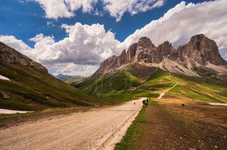 Téléchargez les photos : Hikers in mountains, beautiful scenic landscape of Alps, Passo San Pellegrino, North Italy - en image libre de droit
