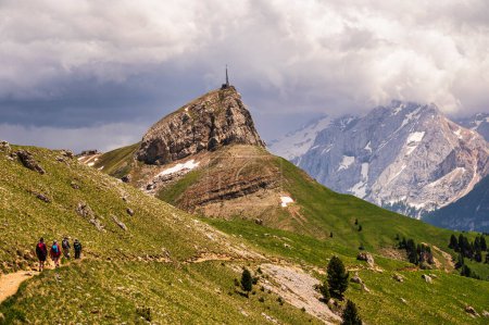 Téléchargez les photos : Hikers in mountains, beautiful scenic landscape of Alps, Passo San Pellegrino, North Italy - en image libre de droit
