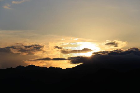 Téléchargez les photos : Ciel bleu avec nuages blancs au coucher du soleil - en image libre de droit