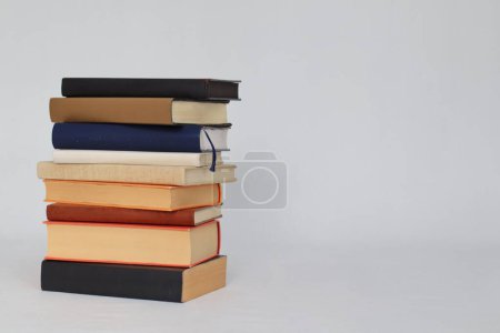 Téléchargez les photos : Empilement de livres sur fond blanc - en image libre de droit