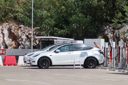 Téléchargez les photos : Vrgorac, Croatie, 26.07.2023.Tesla voitures sur la station de suralimentation - en image libre de droit