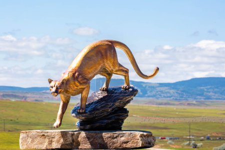 Foto de Escultura Cougar en Beulah, Wyoming centro de bienvenida cuando al entrar en el estado de Dakota del Sur justo al lado de la interestatal 90, horizontal - Imagen libre de derechos