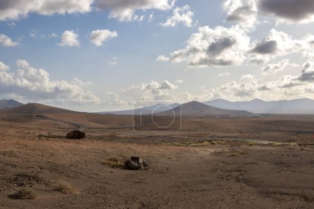 Foto de Montañas en el centro de la isla, cerca de la ciudad de Tindaya. Cielo azul con nubes blancas. Fuerteventura, Islas Canarias, España. - Imagen libre de derechos