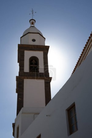 Téléchargez les photos : Église Parroquia de San Gines, située dans la capitale. Tour dans la lumière opposée, façade blanche. Arrecife, Lanzarote, Îles Canaries, Espagne. - en image libre de droit