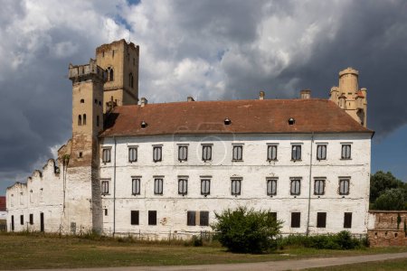 Ruine einer Villa, die angeblich erneuert werden soll. Typischer Turm. Bauen im Park. Bewölkter, regnerischer Himmel. Breclav, Mähren, Tschechische Republik.