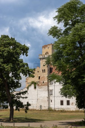 Ruine einer Villa, die angeblich erneuert werden soll. Typischer Turm. Bauen im Park. Bewölkter, regnerischer Himmel. Breclav, Mähren, Tschechische Republik.
