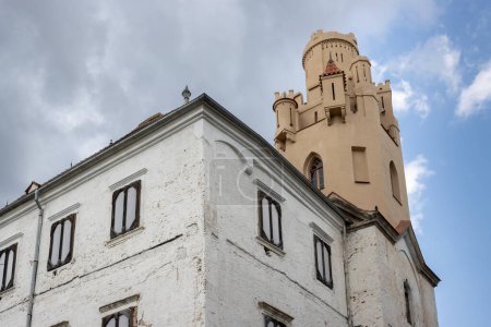 Detalle de la esquina con una torre renovada. Mansión Histórica, que se supone que debe ser renovada entera. Nublado cielo lluvioso. Breclav, Moravia, República Checa.