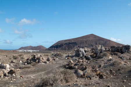 Parque natural con diversas formaciones rocosas creadas por la erosión. Llamada también Ciudad Estratificada. Cielo azul con nubes blancas en invierno. Teseguite, Lanzarote, Islas Canarias, España.