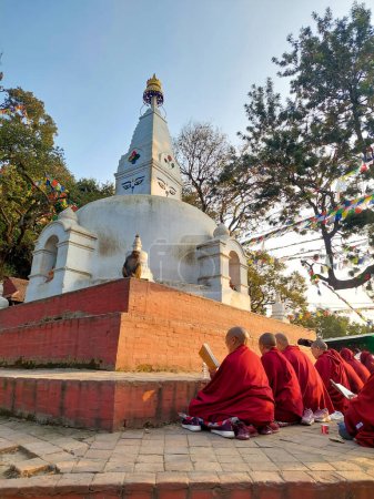 Téléchargez les photos : Temple Syambhunath, kathmandu, Népal 03.02.2023 : Bouddhistes priant ensemble devant la pagode au Temple Syambhunath, Katmandou dans un bel après-midi. - en image libre de droit