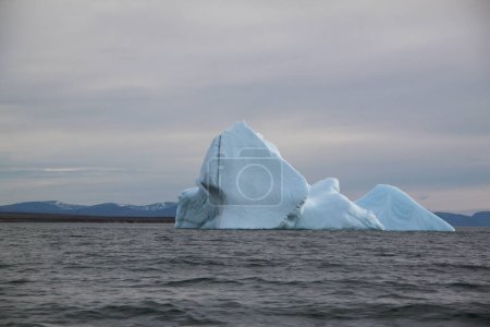 Téléchargez les photos : Iceberg échoué et glace vers la soirée dans un paysage arctique, près de Pond Inlet, Nunavut, Canada - en image libre de droit