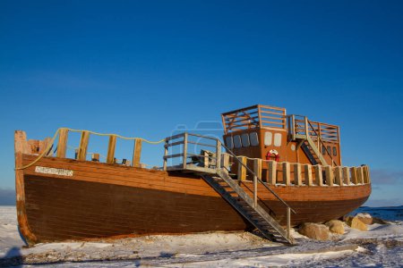 Téléchargez les photos : Bateau hollandais, l'Enterprise, un bateau en bois sorti de l'eau et transformé en attraction touristique publique sur la rive de la baie d'Hudson à Churchill, Manitoba, Canada - en image libre de droit