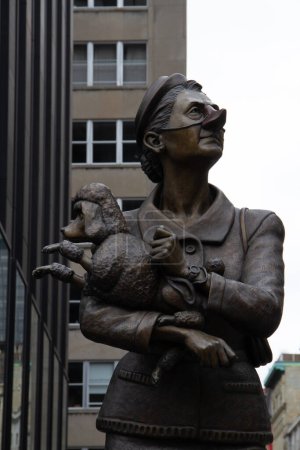 Téléchargez les photos : L'une des deux sculptures en bronze de l'artiste canadien Marc André J. Fortier, installée au 500 Place dArmes à Montréal, Québec, Canada. Cette sculpture est d'une Française représentée comme une petite, élégante - en image libre de droit