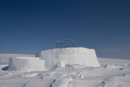 Téléchargez les photos : Les débuts d'un igloo, un abri de neige contre les rudes éléments hivernaux. Près de Arviat, Nunavut, Canada - en image libre de droit