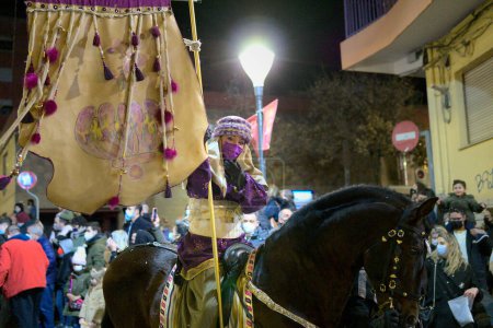 Foto de Ibi, España - 5 de enero de 2022. página real con pancarta a caballo. Sabios desfilan tradición en la víspera de la Epifanía - Imagen libre de derechos
