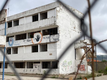 Foto de Ibi, España - 22 de mayo de 2023. Grafitis de denuncia social a través de una valla en un edificio público abandonado por el corrupto gobierno local - Imagen libre de derechos