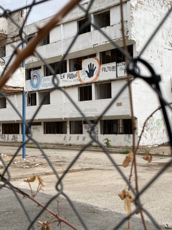 Foto de Ibi, España - 22 de mayo de 2023. Grafitis de denuncia social a través de una valla en un edificio público abandonado por el corrupto gobierno local - Imagen libre de derechos