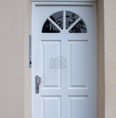 Französische Haustür. Weiße Haustür. Pastellfarbene Fassaden mit weißer Tür.