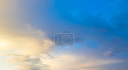Téléchargez les photos : Fantastiques nuages blancs doux sur fond de ciel bleu
. - en image libre de droit