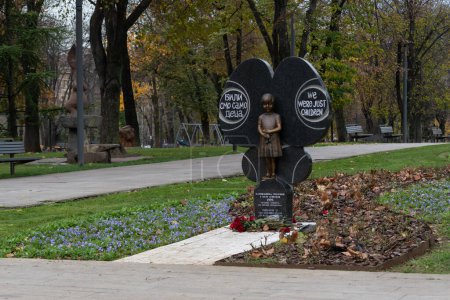 Téléchargez les photos : Monument aux enfants victimes de l'agression de l'OTAN dans le parc Tasmajdan à Belgrade, sculpture de Milica Rakic - en image libre de droit