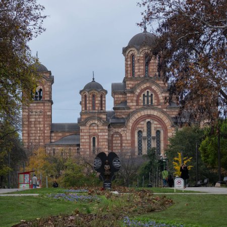 Téléchargez les photos : Monument aux enfants victimes de l'agression de l'OTAN dans le parc Tasmajdan à Belgrade, église orthodoxe Saint-Marc en arrière-plan - en image libre de droit