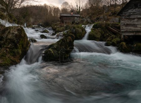 Téléchargez les photos : Rivière de montagne avec des roches moussues et des moulins à eau en bois, rivière Krupa à Krupa na Vrbasu - en image libre de droit