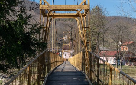 Hängebrücke über dem Fluss Vrbas in der Nähe von Banja Luka, Dorf Krmine