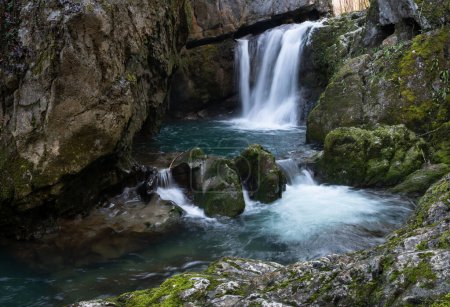 Wasserfall mit bemoosten Felsen im Wald, Wasserfall Svrakava bei Banja Luka