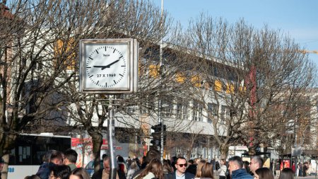 Téléchargez les photos : Horloge commémorative à Banja Luka, a cessé de fonctionner pendant le tremblement de terre en 1969 - en image libre de droit