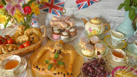 Feiern Sie die Krönung von König Charles III. und Queen Camilla Straßenpartys Vintage Tea Partys Bankfeiertag 
