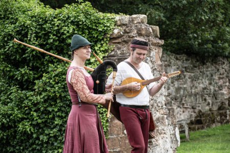 Téléchargez les photos : Musiciens médiévaux jouant au château de Kenilworth - en image libre de droit