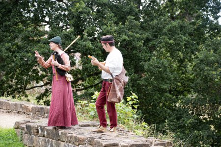 Téléchargez les photos : Kenilworth Angleterre 29 juillet 2023 Artistes médiévaux Château de Kenilworth jouant de la musique médiévale traditionnelle au public - en image libre de droit