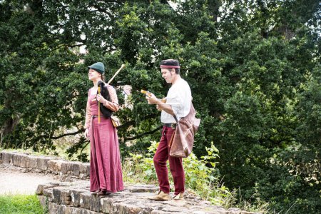 Téléchargez les photos : Kenilworth Angleterre 29 juillet 2023 Artistes médiévaux Château de Kenilworth jouant de la musique médiévale traditionnelle au public - en image libre de droit