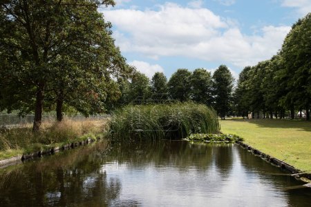 Foto de Hampton palacio de la corte Inglaterra 01 de agosto 2023 formales jardines con estanque que muestra un medieval diez de la justa tudor blanco y azul - Imagen libre de derechos