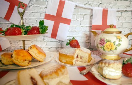 Célébration Saint Georges après-midi thé vintage traditionnel scones fraises et crème victoria éponge cake england flag bunting 